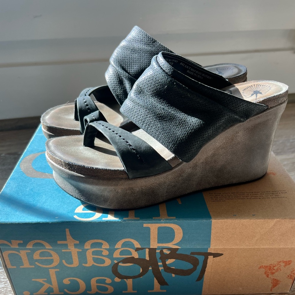 OTBT Tailgate Black Leather Wedge Sandals - no box